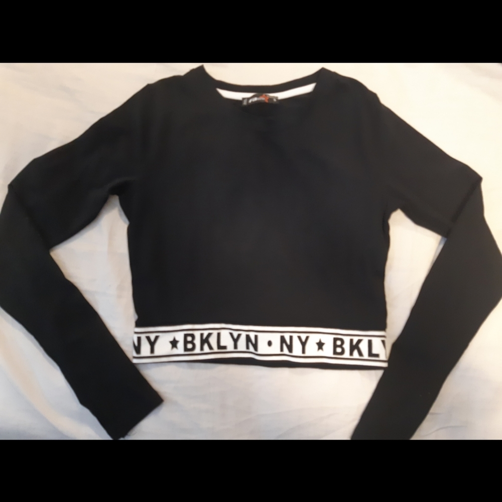 NWOT Athleisure Crop Long sleeve